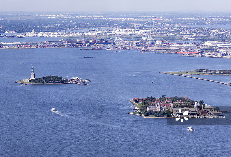 自由女神像与埃利斯岛航拍视角图片素材