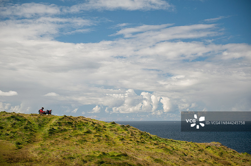 女徒步者在斯塔法岛图片素材