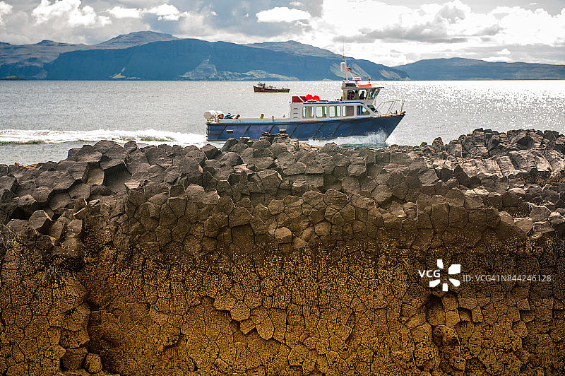 斯塔法岛礁石上的船只图片素材