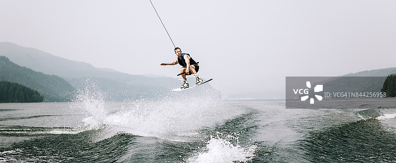 中年男人玩尾波滑水图片素材