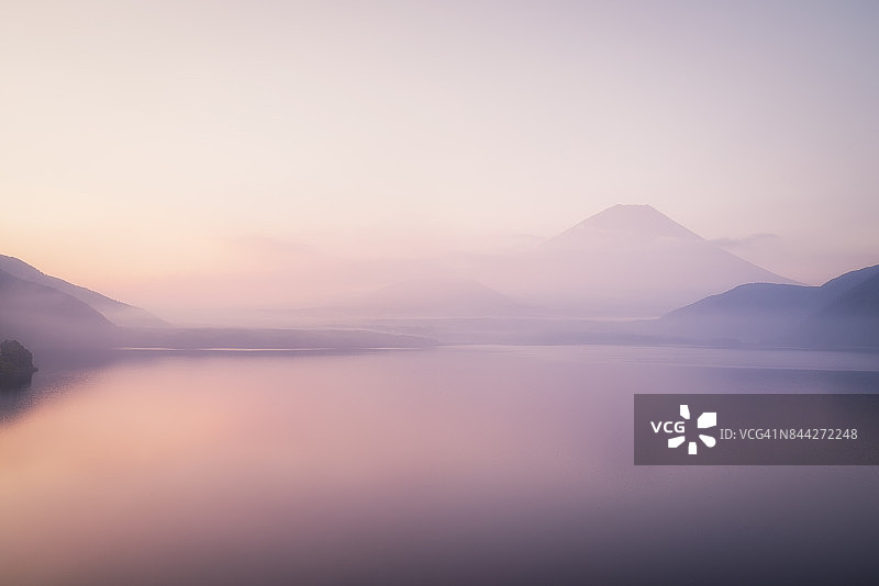 雾气笼罩的湖面上的富士山图片素材