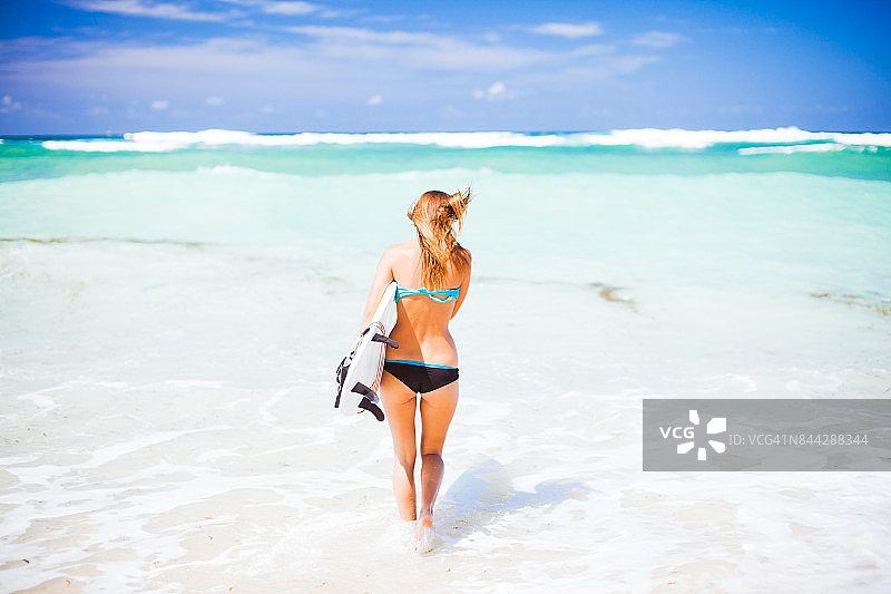 冲浪的女孩图片素材