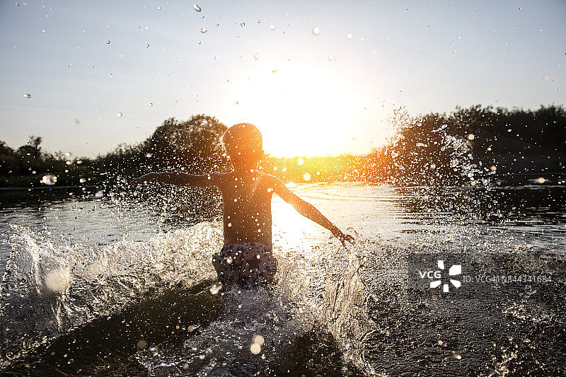 孩子们在湖边玩耍图片素材