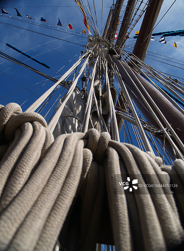 经典船桅杆的索具图片素材