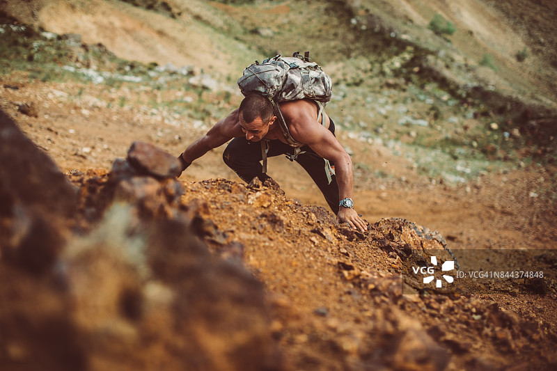 男子攀登悬崖图片素材