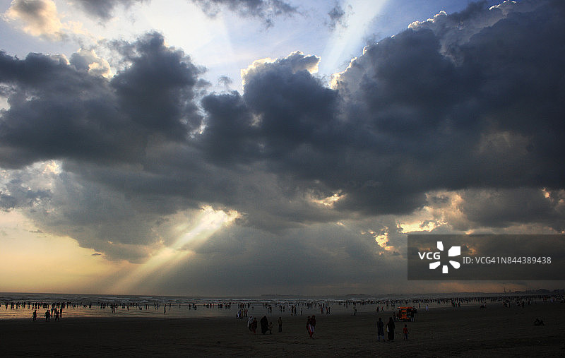 卡拉奇黄昏时分的自然奇观，巴基斯坦图片素材