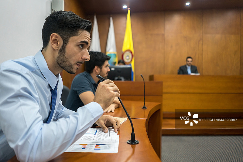 律师在法庭上陈述案件图片素材