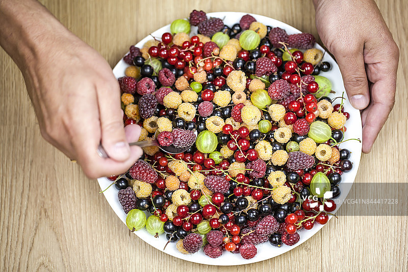 白色盘子里的健康夏季浆果图片素材