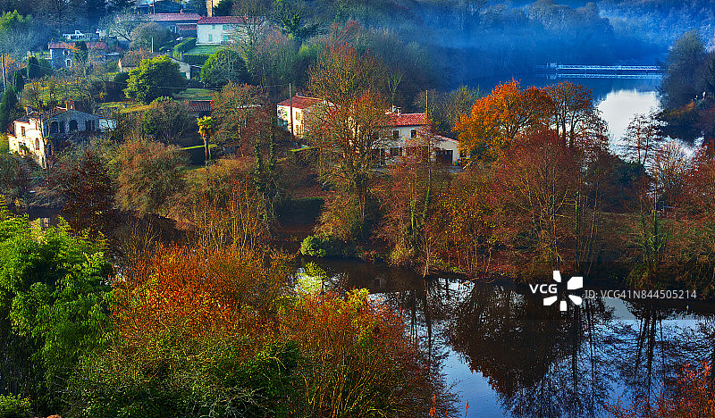 法国村庄周围的河流景观图片素材
