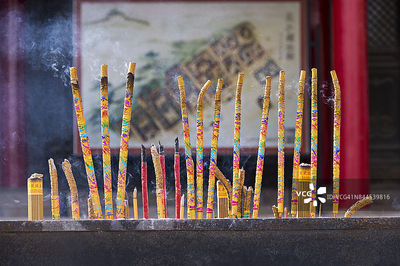 贝子庙内燃烧的祈祷蜡烛（香），锡林浩特，内蒙古图片素材