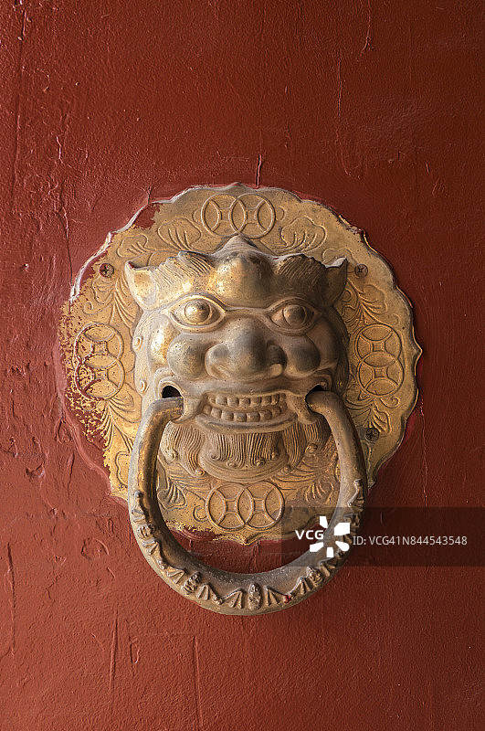 锡林浩特内蒙古贝子庙（佛教）的古老门把手图片素材