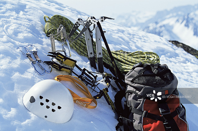 雪山上的登山装备（选择性聚焦）图片素材