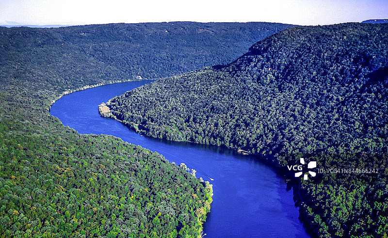 河流峡谷中弯曲的河流鸟瞰图图片素材