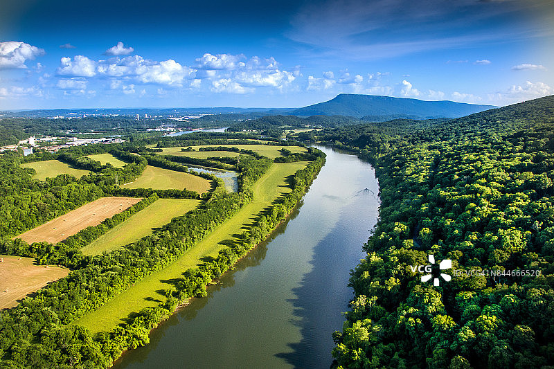 河流和山脉航拍图片素材