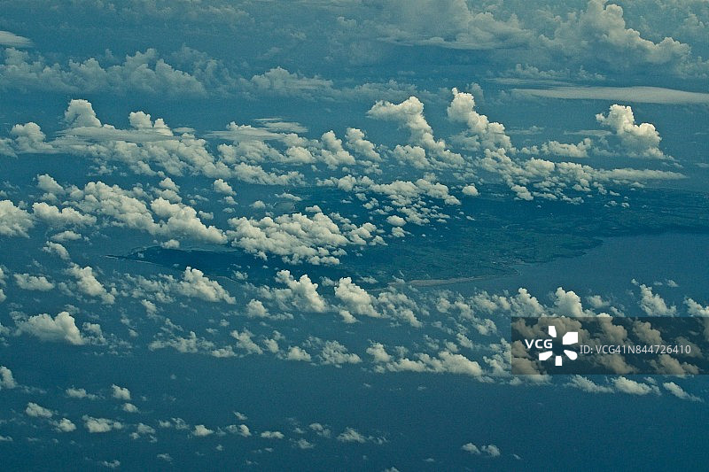 从飞机上俯瞰冲绳县德之岛的云彩图片素材
