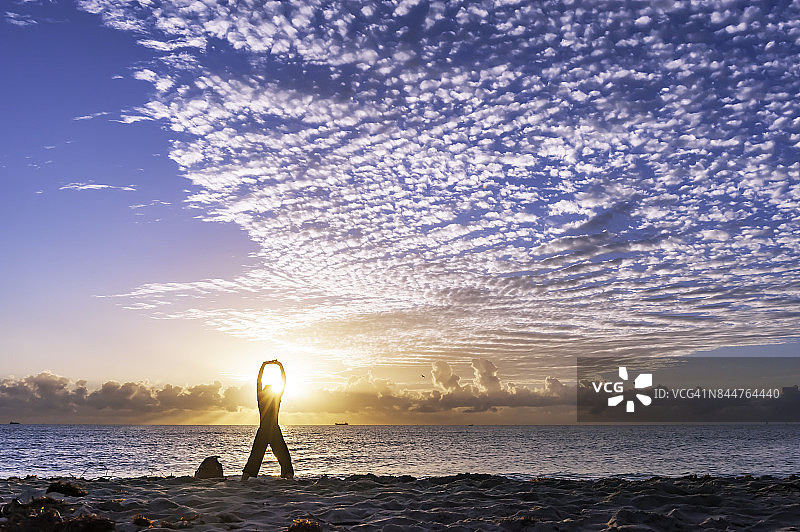 在迈阿密海滩上的瑜伽女性图片素材