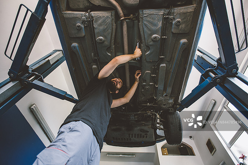 修理汽车的技工图片素材