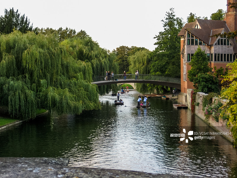 英国剑桥剑河游客撑船美景图片素材