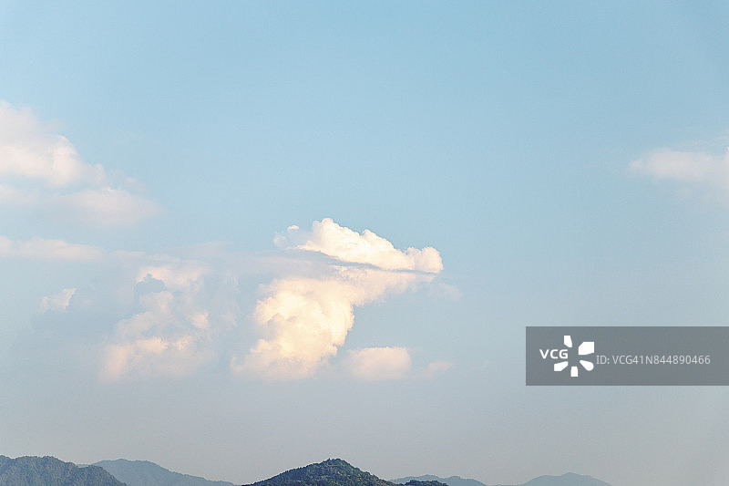 云的类型学-浪漫日落天空与马形云图片素材