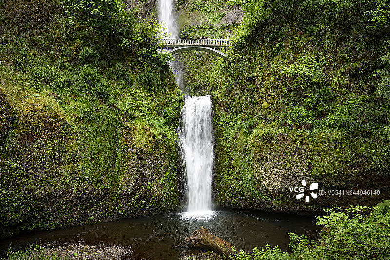 俄勒冈州哥伦比亚河峡谷中马尔特诺玛瀑布和本森桥的低角度景观图片素材
