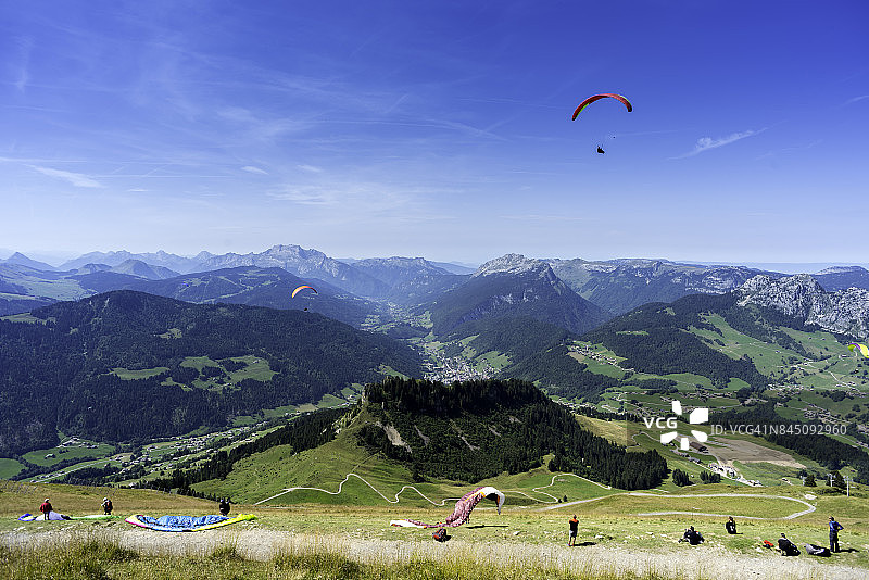 法国上萨瓦省勒格朗博尔南村海拔2100米拉沙山顶起飞的滑翔伞图片素材