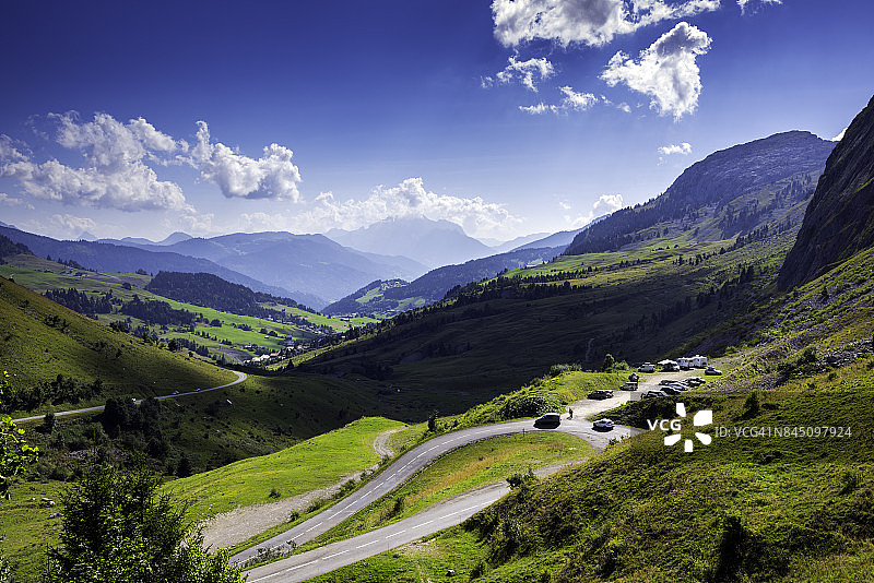 穿过法国上萨瓦省哥伦比耶山口的阿尔卑斯山路图片素材