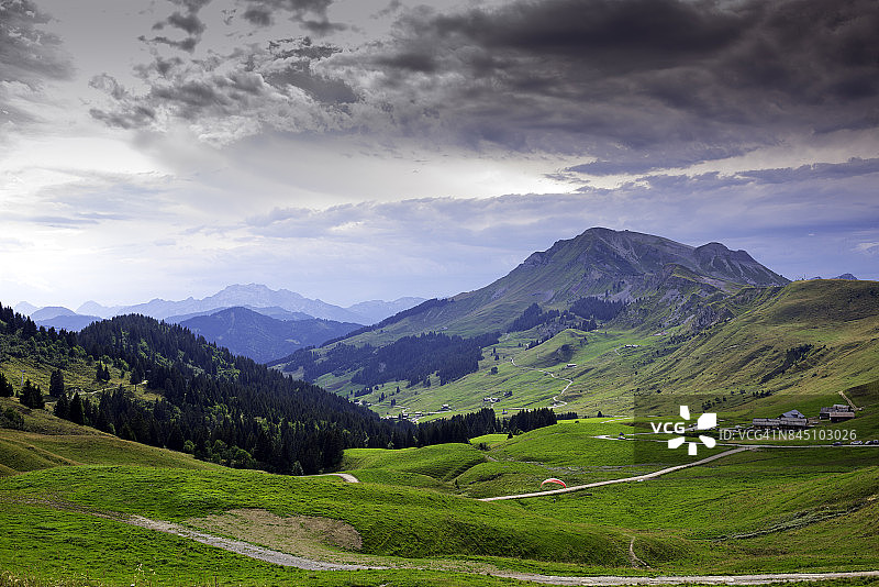 滑翔伞从 Col des Annes 起飞，该山口位于 Le Grand-Bornand 村上方树线之上图片素材