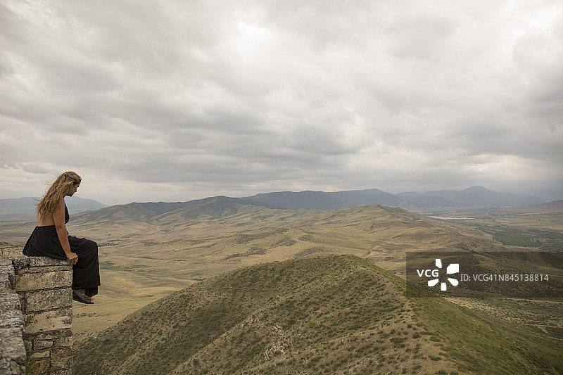年轻女子从高处俯瞰沙漠景观图片素材