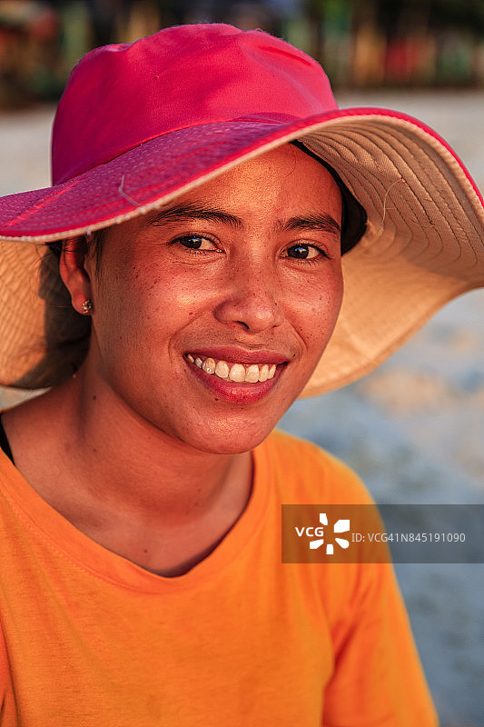 在西哈努克城海滩上的年轻柬埔寨女人图片素材