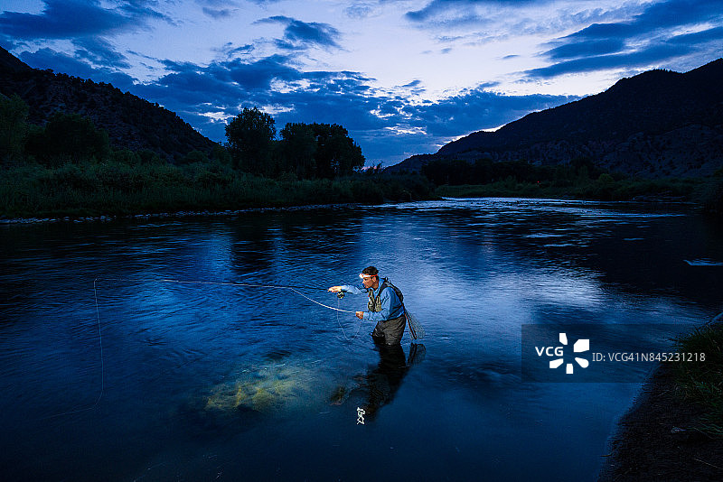 夜晚头灯河中飞蝇钓鱼图片素材