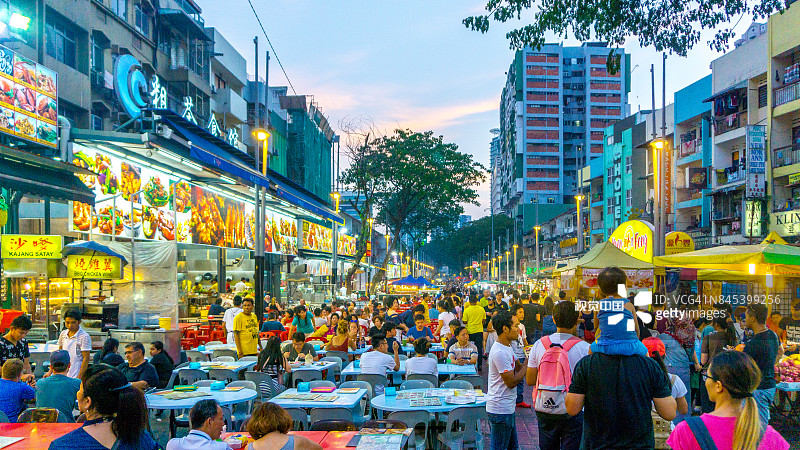 户外美食广场的拥挤人群图片素材