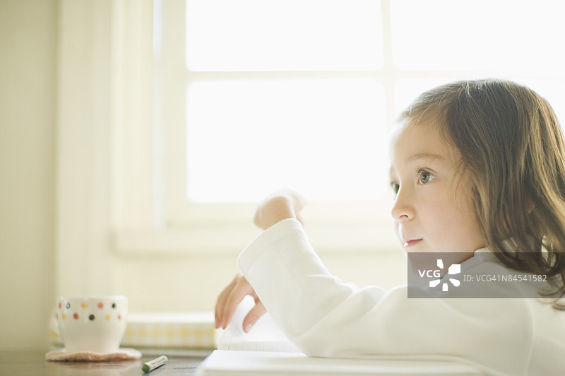女孩在家学习图片素材