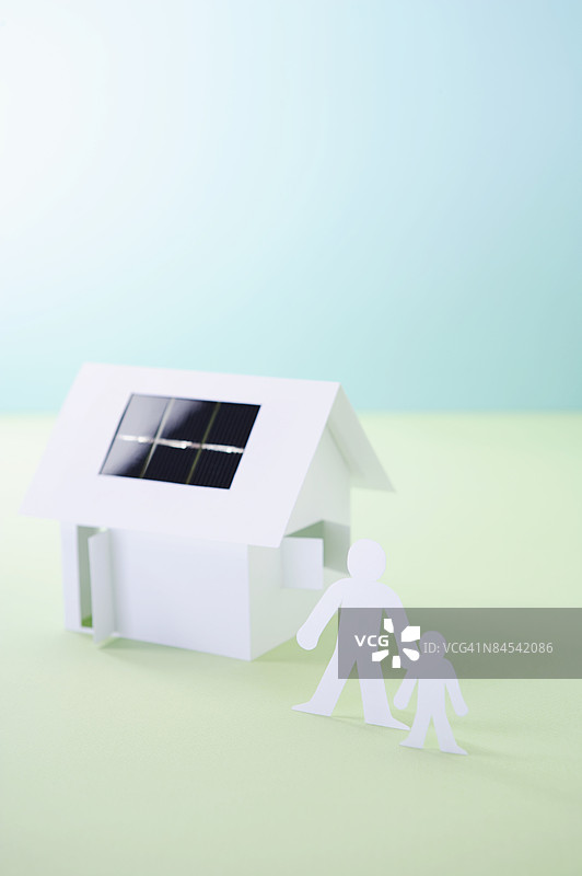 纸制的房屋和人们，配有太阳能电池板图片素材