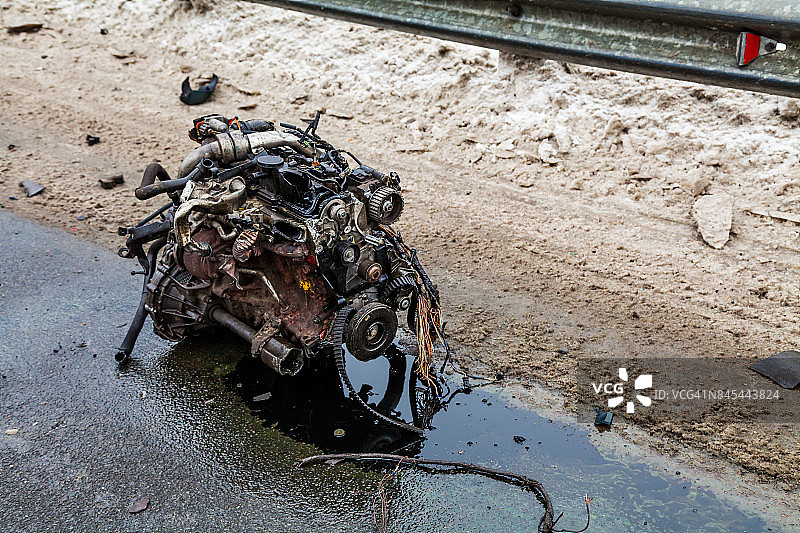 交通事故后躺在路上的机动车图片素材