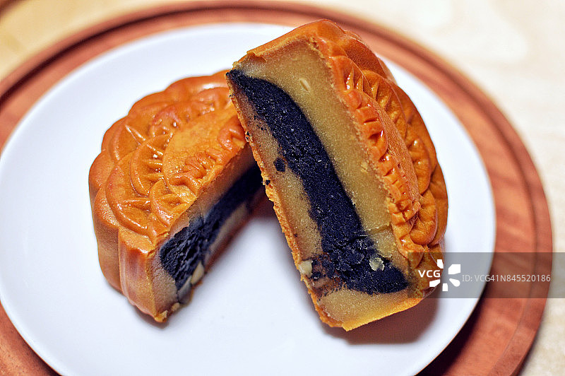 莲蓉黑芝麻馅月饼图片素材