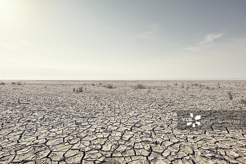龟裂泥土和晴朗天空图片素材