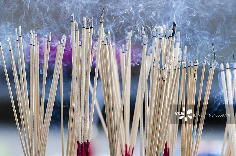 印度教神殿里燃烧的香图片素材