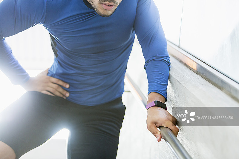 臀部受伤的男子运动员图片素材