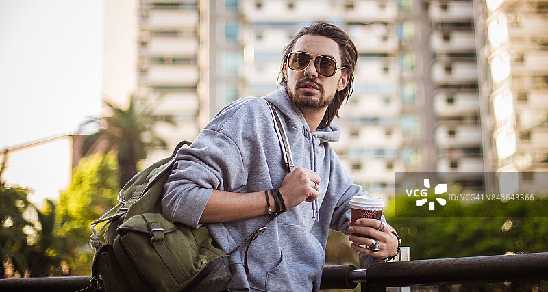 在公园里喝咖啡图片素材