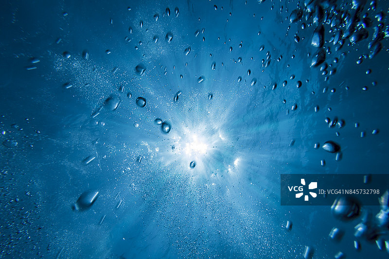 清澈碧绿的水中气泡和阳光图片素材