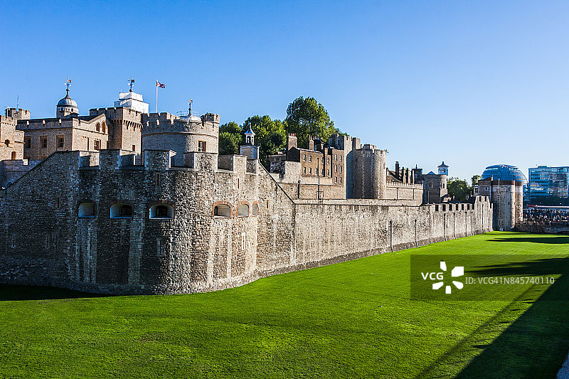 晴天下的伦敦塔广角照片图片素材