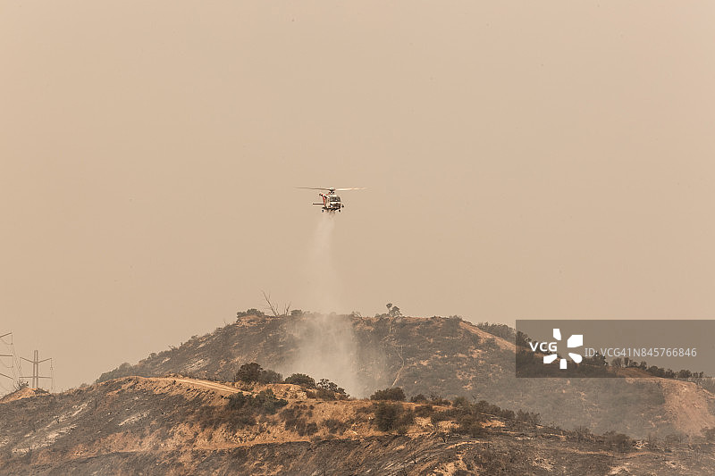 直升机在洛杉矶拉图纳野火上洒水图片素材