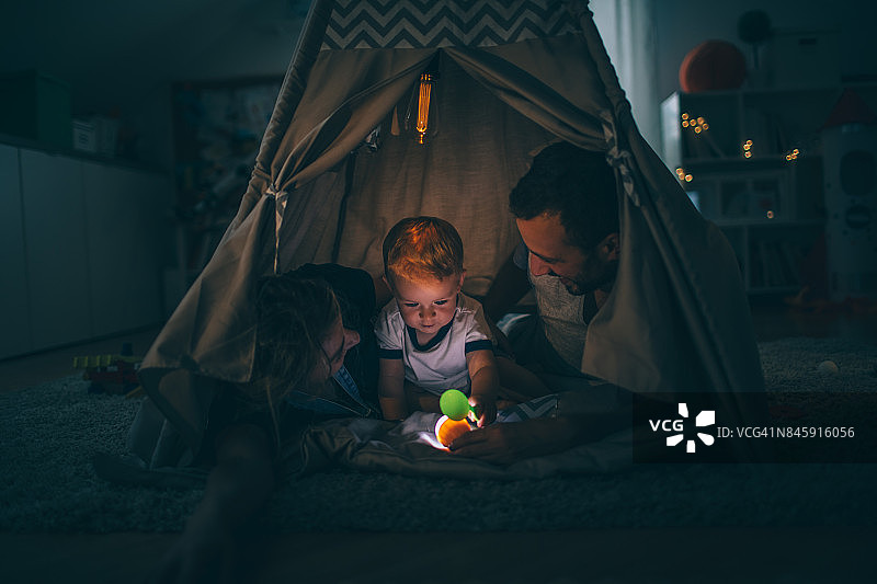 男孩的印第安帐篷图片素材