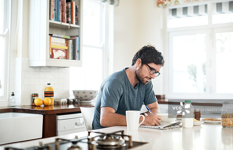咖啡和填字游戏开启美好的一天图片素材