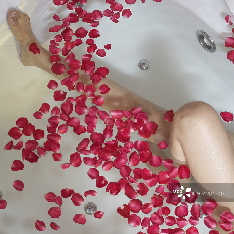 一个女人在浴缸里的低角度视角图片素材