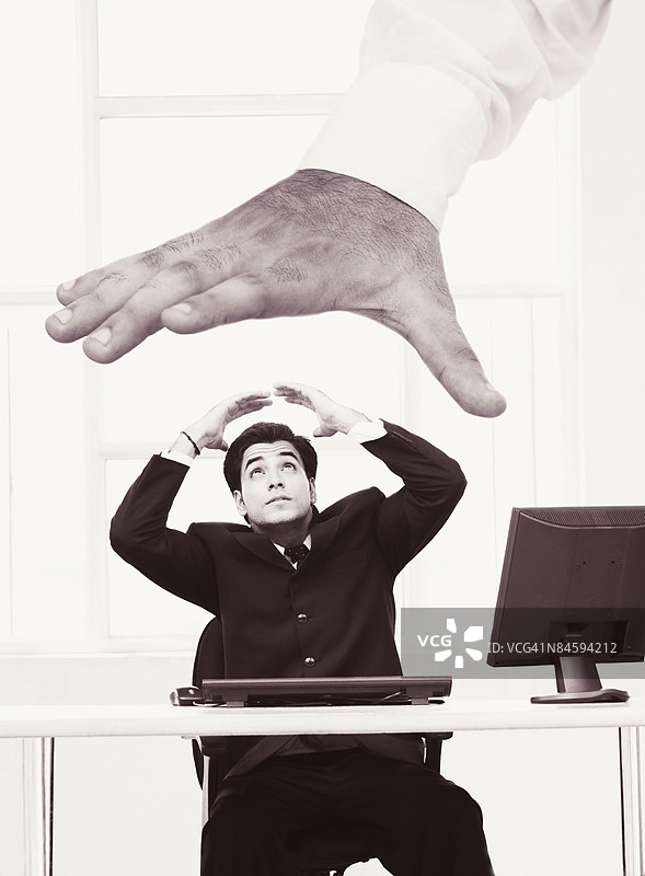 商人被一只人手压住图片素材