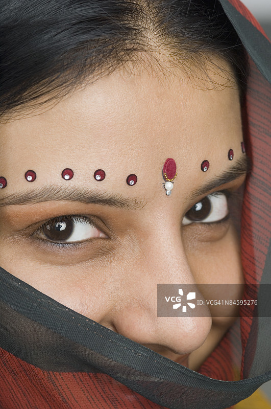 年轻女子额头上的吉祥痣特写图片素材