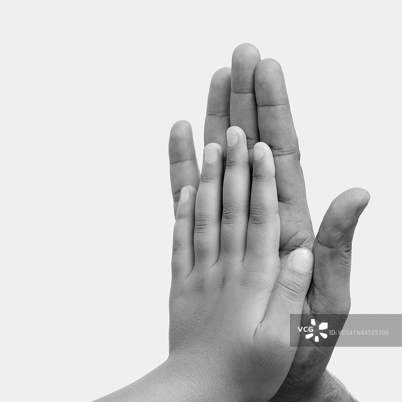 男孩的手与父亲击掌的特写镜头图片素材