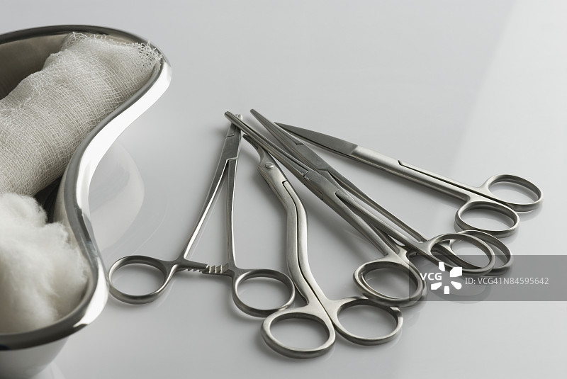 手术剪刀和肾形盘特写图片素材