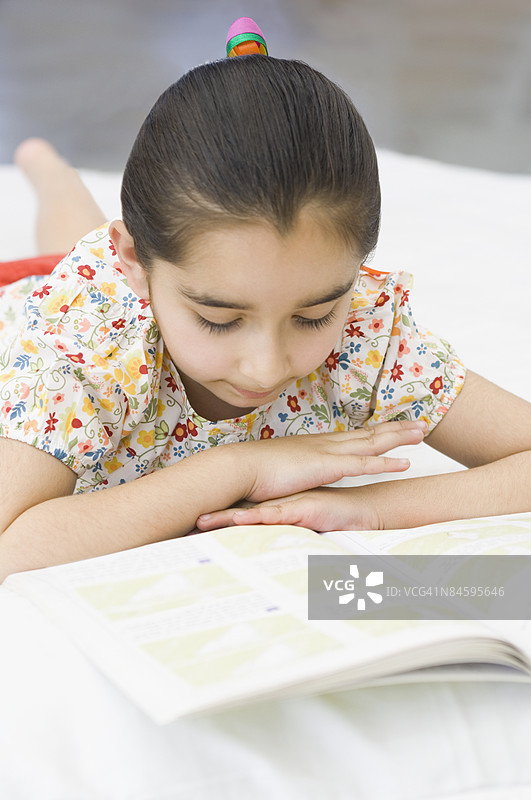 女孩阅读书籍特写图片素材